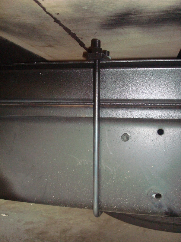 Sistema de fixação do baú sobre chassi com fixador especial e grampo reforçado